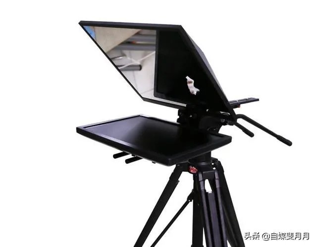 新闻联播主持人在直播时，怎么记得住那么长的稿子？