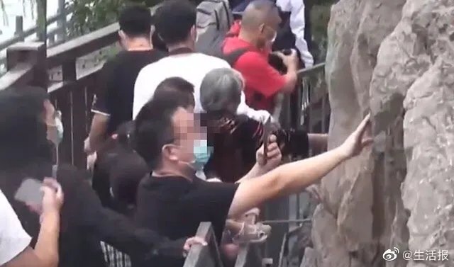 洛阳龙门石窟佛像被游客摸出包浆，这说明了什么？