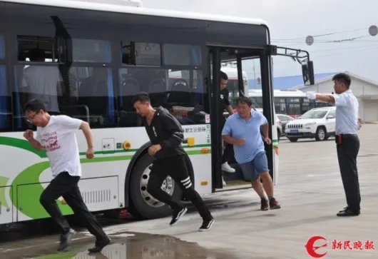 公交车或校车着火后应该怎么办