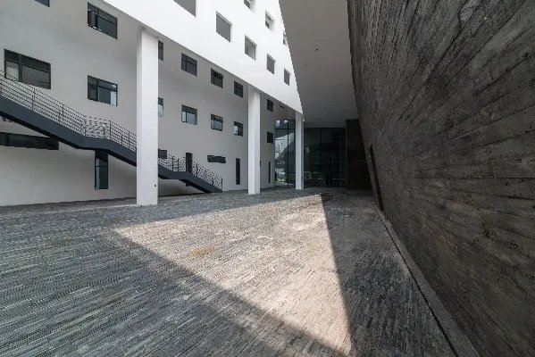 2020湖北省考时政热点：奢侈！贫困县“豪掷”7.1亿建中学