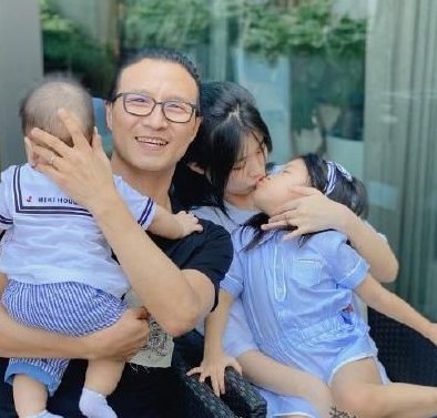 章子怡汪峰晒一家五口温馨合照，儿子正面照曝光，小宝长得更像谁？