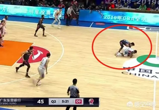 疆粤大战，亚当斯运球崴脚，为何主场球迷要骂赵睿？你怎么看？