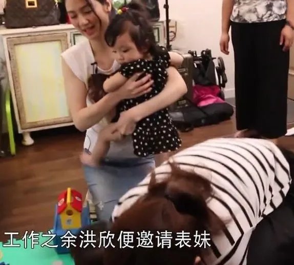 结婚12年，老妻少夫波折多，50岁的香港女星洪欣现状如何？