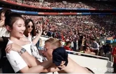 徐冬冬现场观看世界杯，丹麦球迷脱掉上衣索要拥抱，你是怎么看这件事的？