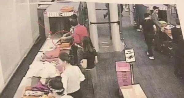 哪里的安检员传送带上偷现金？