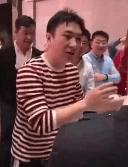 国民老公王思聪参加老同学婚礼，大手笔随礼30万，这事你怎么看？