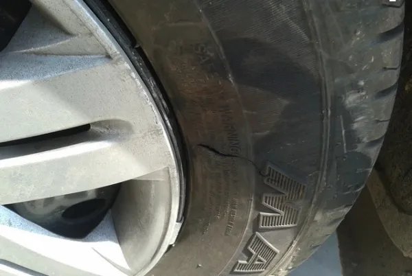 汽车轮胎被挂了一块皮,需要换胎还是补胎?可以自己买点专用胶水修一下吗?