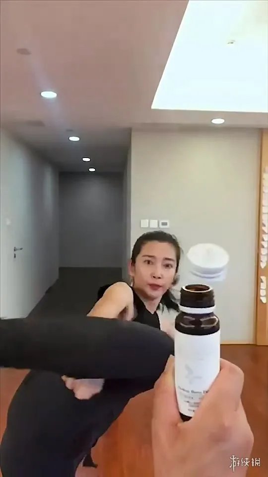 女星李冰冰”踢瓶盖“挑战成功 动作实在太帅了！