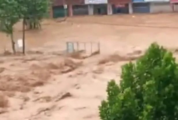 巩义气象局长被大水冲走后获救 当晚已经回到家中