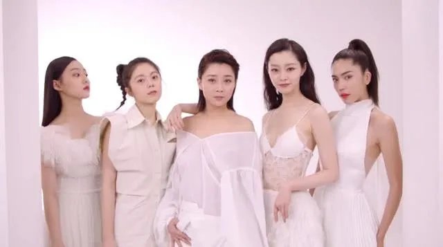 新版《粉红女郎》杀青，你们怎么看万人迷和哈妹的年龄差？