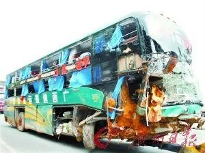广西一辆大巴侧翻人员伤亡情况如何?
