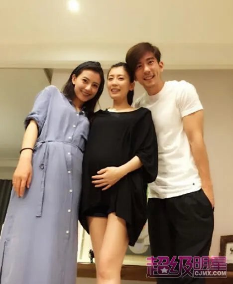 高圆圆被疑有喜秘密推工作 看望贾静雯小腹微凸