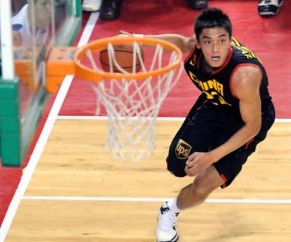 约会兽兽惹争议被男篮开除，八一篮球天才张博退役后现状如何？