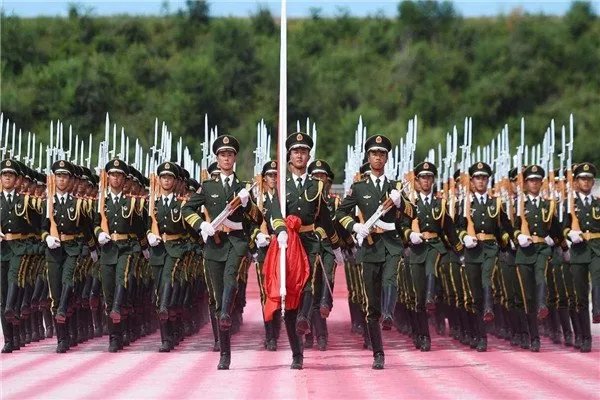 父子同上阅兵场，在家庭中父亲对儿子的影响有多大？