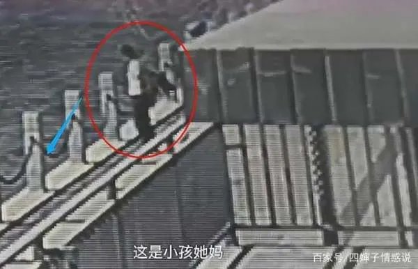 男孩骑车坠河，妈妈姥姥跳河救娃却溺亡！男孩已被好心人救起，你怎么看？