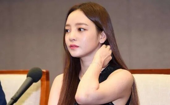 具荷拉母亲将捐献部分遗产 称其弃养子女及抢夺遗产另有隐情