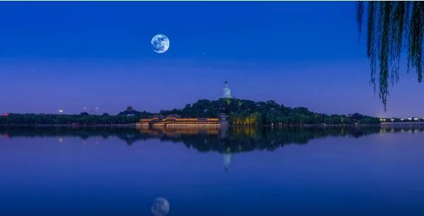 夜空中最美唯美月亮图片 中秋月的漂亮图片