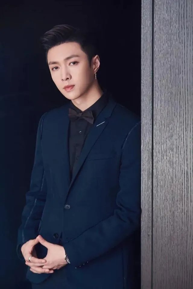 你们觉得贾斯汀比伯和张艺兴谁更火,谁更好?