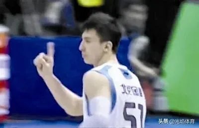 吉喆对麦迪摇手指