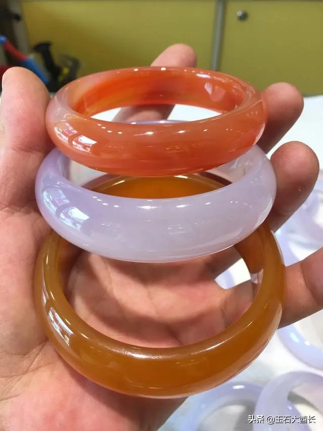 大家帮忙看看这手镯是真玉吗？