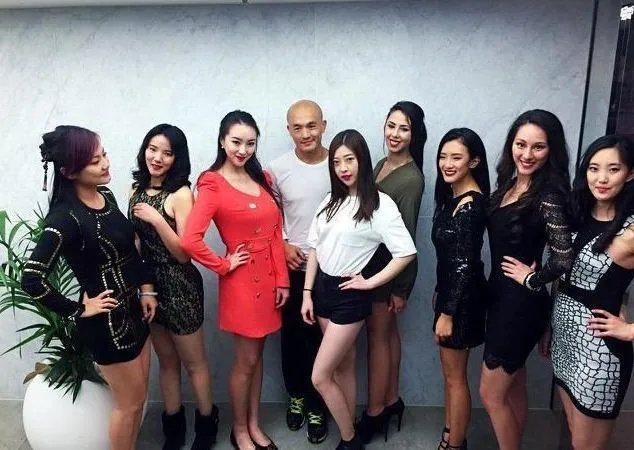 一龙惨遭连续爆头KO，台下王洪祥慌得都站起来了，裁判为何不喊停？