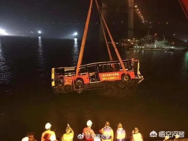 大巴车坠江，逃生的几率有多大？