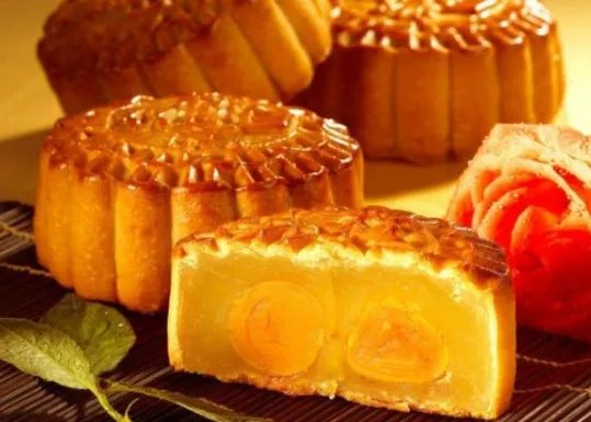 老外用胡辣汤泡月饼，你还知道月饼的哪些新奇吃法？