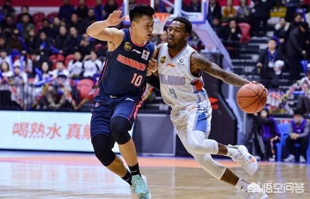 疆粤大战，亚当斯运球崴脚，为何主场球迷要骂赵睿？你怎么看？