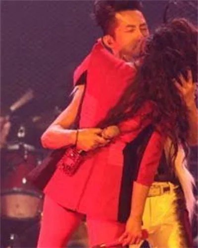 吴莫愁和庾澄庆接吻遭曝光 网友怀疑两人早已同居