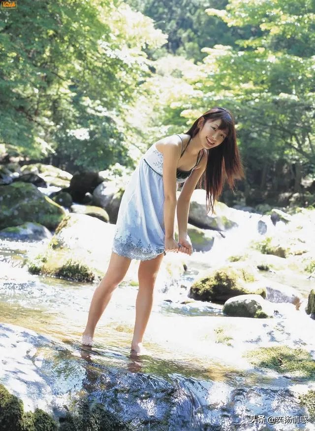 男朋友的前女友和男朋友家人一直有联系，而且很好，但是和男朋友没有联系，我应该生气吗？