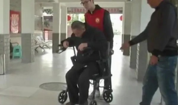 大学生发明老人起行无忧椅,这种椅子实用吗,该如何操作?