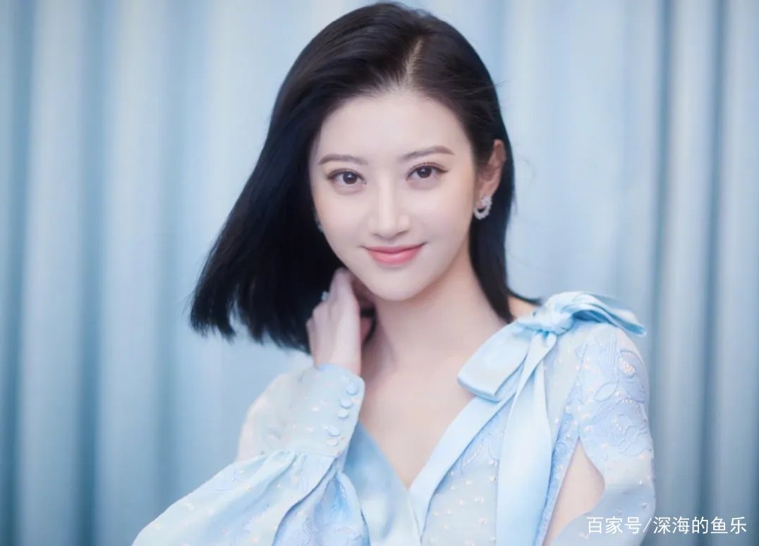 成龙不敢碰她，甄子丹想搂没搂到，王思聪不敢撕，却被任嘉伦吻了，她是谁？