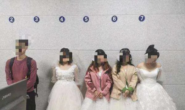 关于4女子铁轨上拍婚纱照被罚一事，你有何看法？