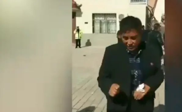 甘肃载30人大巴坠入农家院,具体情况到底怎么回事?