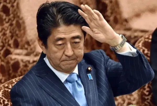 安倍晋三：霸占日本政坛多年，为何会因病卸任？