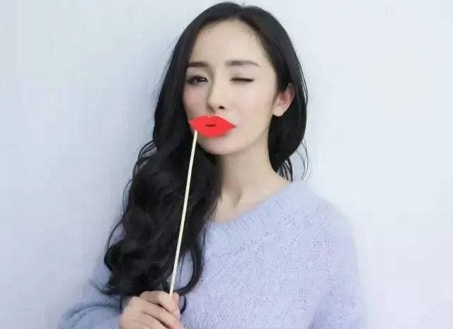 杨幂一下飞机赶到片场就向导演鞠躬道歉，你怎么看待杨幂的态度？