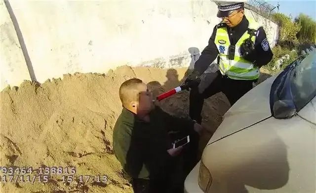 济南酒驾司机逃跑200米被抓，怼交警：我是有身份的人。这事你怎么看？