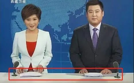 新闻联播主持人在直播时，怎么记得住那么长的稿子？