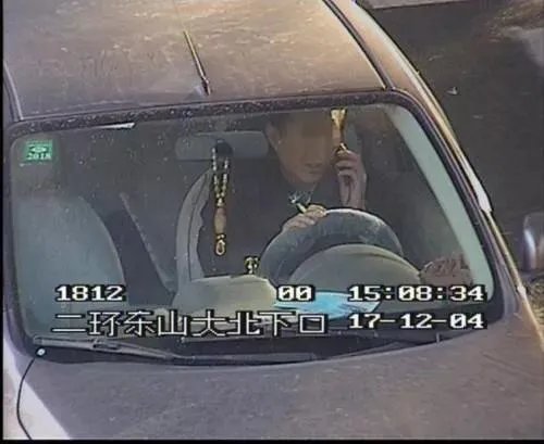 济南最严抓拍风暴，等信号灯玩手机占八成如何处罚？